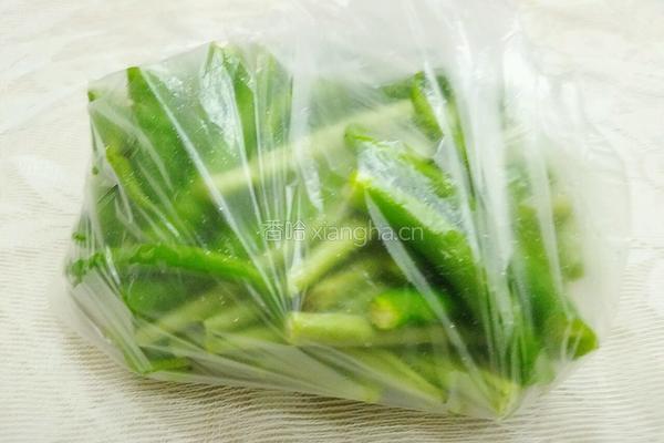 豇豆压青椒的做法图解2