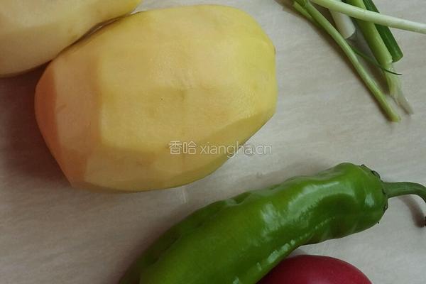 土豆片炒西红柿的做法图解1