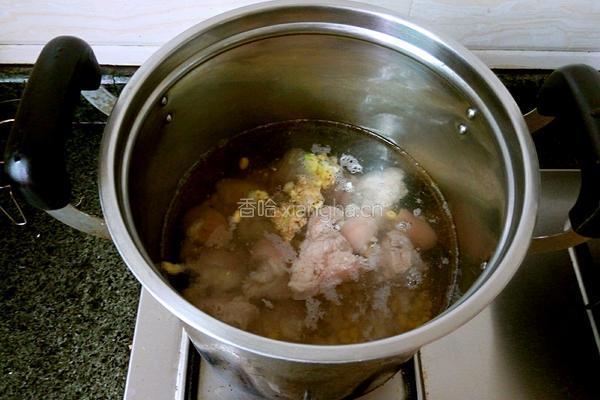黄豆苦瓜猪脚汤的做法图解3