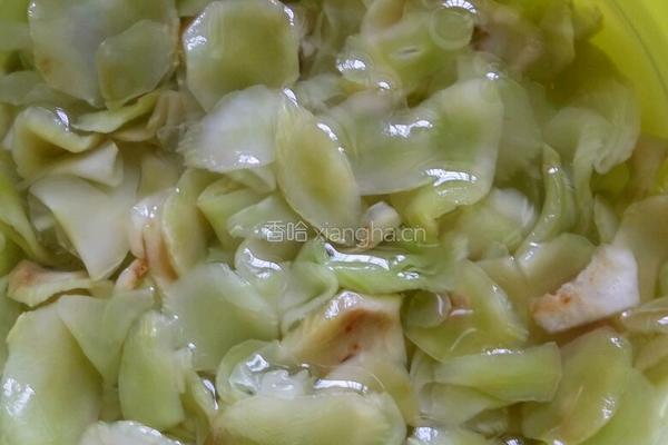 干莴笋炒肉的做法图解1