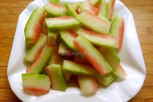 清炒西瓜皮的做法图解1
