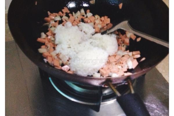酱油炒饭的做法图解4