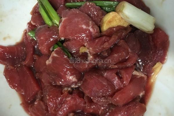 彩椒孜然牛肉的做法图解1