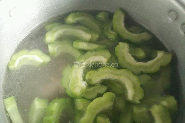 苦瓜排骨汤的做法图解3