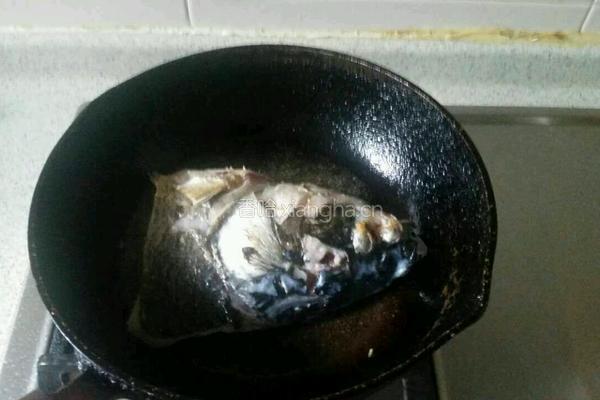 鲢鱼头豆腐汤的做法图解2