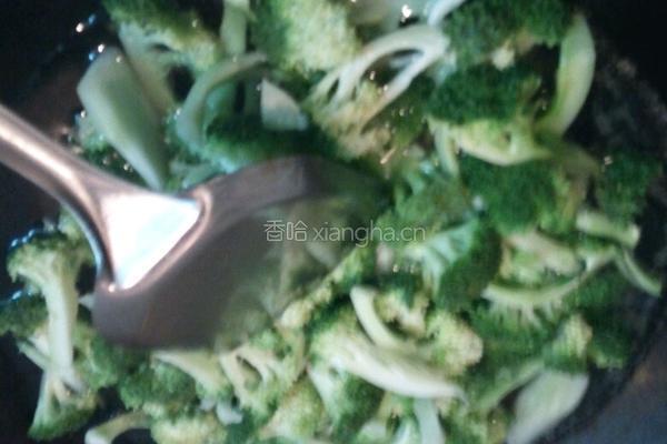 西兰花炒肉的做法图解1