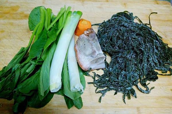 肘子肉炖海带的做法图解1