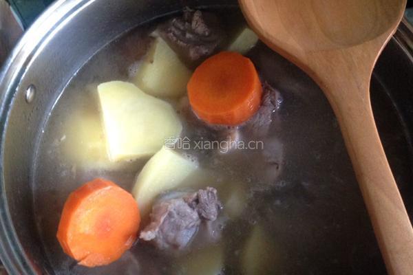 扇子骨土豆胡萝卜汤的做法图解2