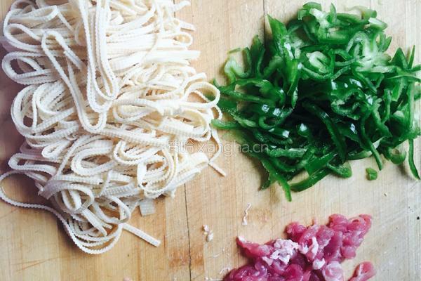 小炒豆芽肉丝的做法图解1