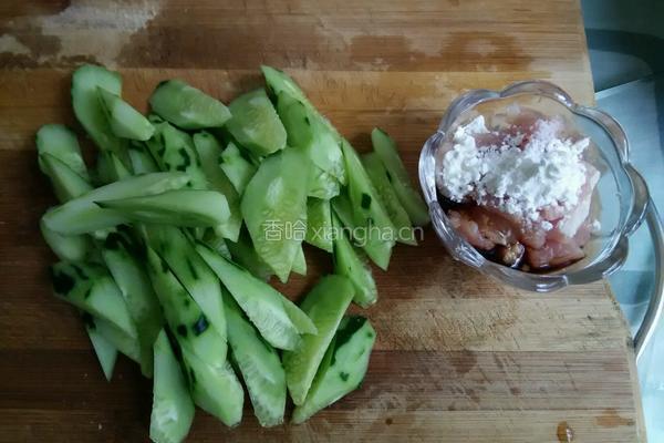 黄瓜肉片的做法图解1