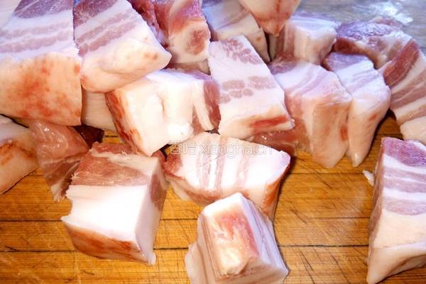 红烧肉炖土豆的做法图解1