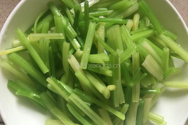 芹菜炒牛肉的做法图解1