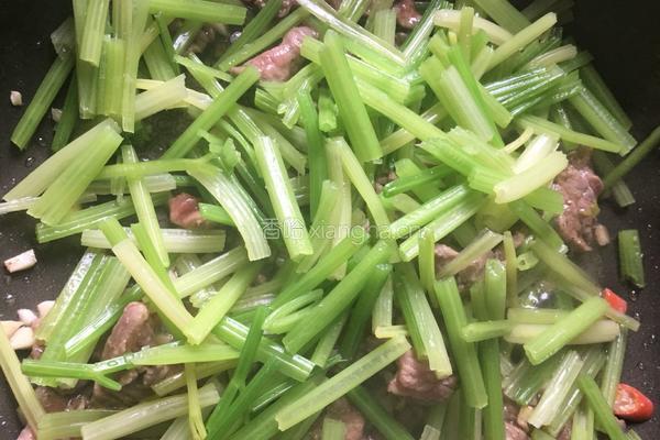 芹菜炒牛肉的做法图解5