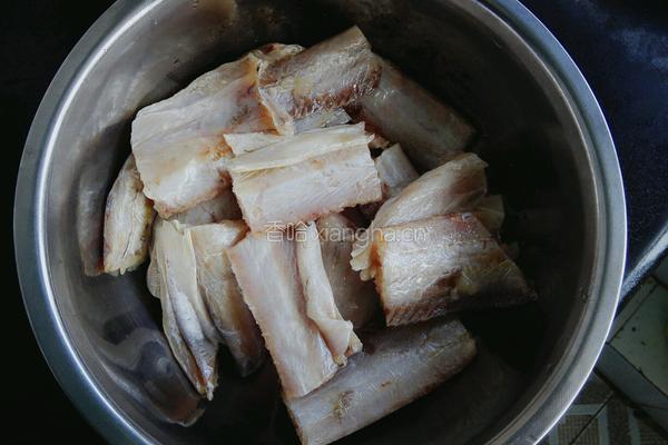 糖醋带鱼的做法图解1