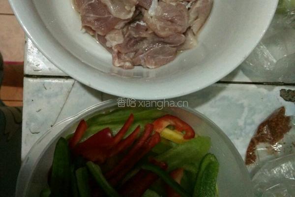 彩椒孜然肉的做法图解1
