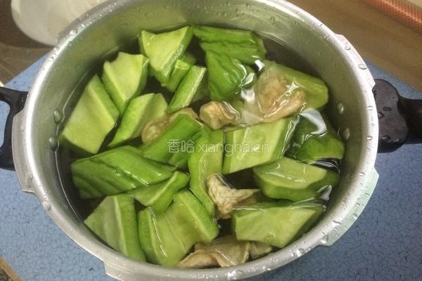苦瓜龙骨黄豆汤的做法图解5