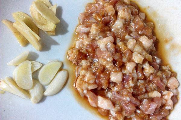 紫苏肉沫炒四季豆的做法图解2