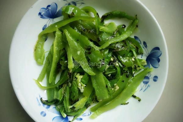 青椒淋汁皮蛋的做法图解3