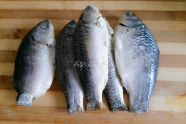 红烧小鲫鱼的做法图解1