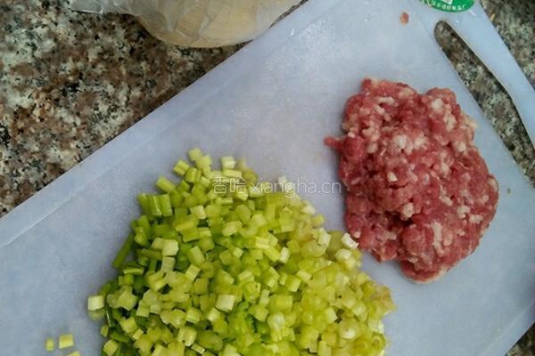 独家猪肉芹菜饺子的做法图解1