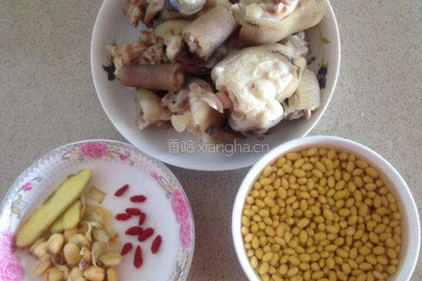 猪蹄尾巴黄豆汤的做法图解2