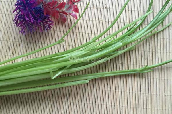 芹菜炒肉片的做法图解1