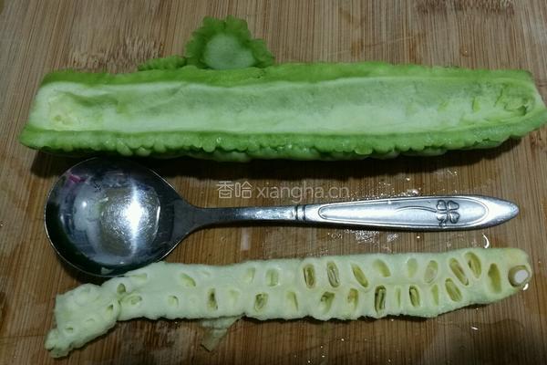 苦瓜煎蛋的做法图解1