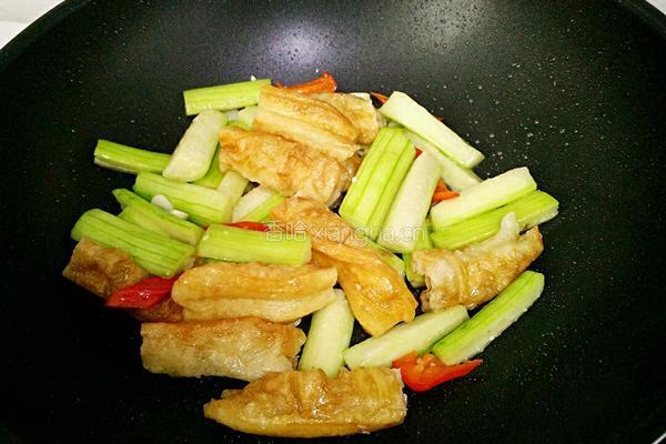 丝瓜炒油条的做法图解5