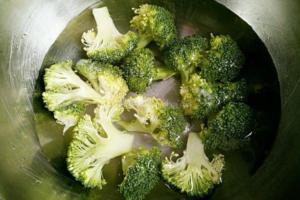 西兰花沙拉的做法图解1