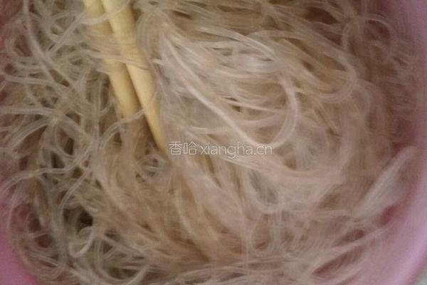 凉拌粉丝的做法图解2