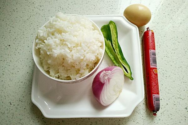洋葱火腿炒饭的做法图解1