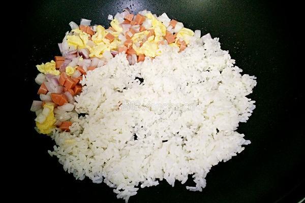 洋葱火腿炒饭的做法图解6