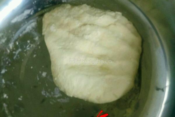 猪肉大葱水饺的做法图解1