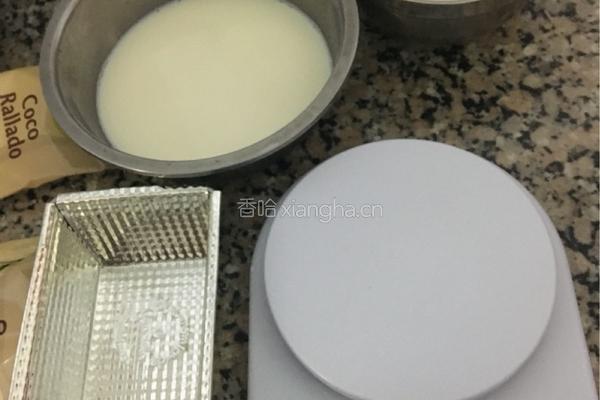 椰丝牛奶小方块的做法图解1
