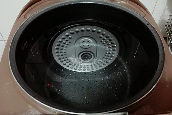 皮蛋瘦肉粥的做法图解2