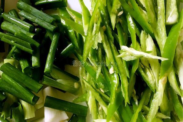 尖椒炒鸡肉的做法图解1