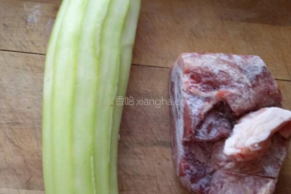 牛肉炒茭瓜的做法图解1