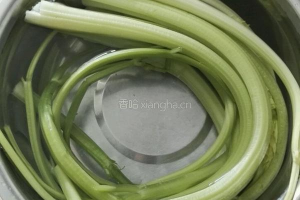 芹菜粉条的做法图解2