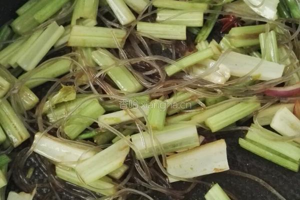 芹菜粉条的做法图解6