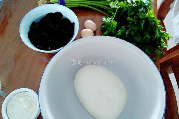 香芹木耳鸡蛋馅饺子的做法图解1