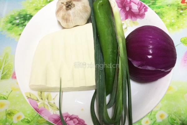 鱿鱼豆腐丁的做法图解1