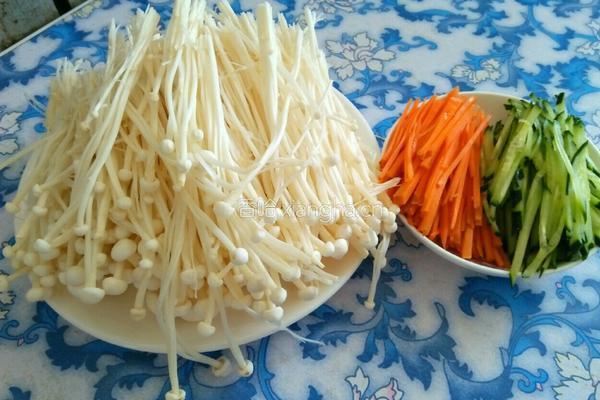 凉拌金针菇的做法图解1