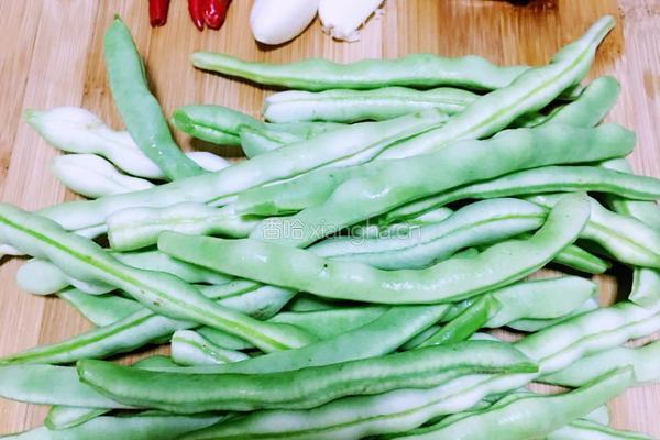 四季豆炒腊肉的做法图解1