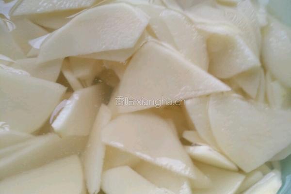 肉炒土豆片青椒的做法图解1