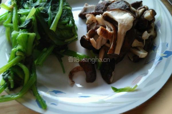 素香菇炒菠菜的做法图解1