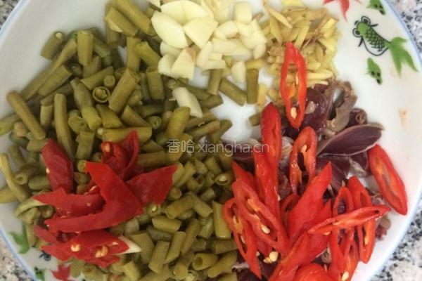 酸豆角炒鸡胗的做法图解1