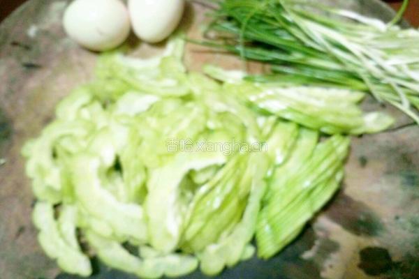 苦瓜炒鸡蛋的做法图解1