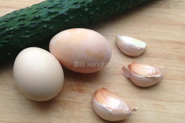 黄瓜炒蛋的做法图解1