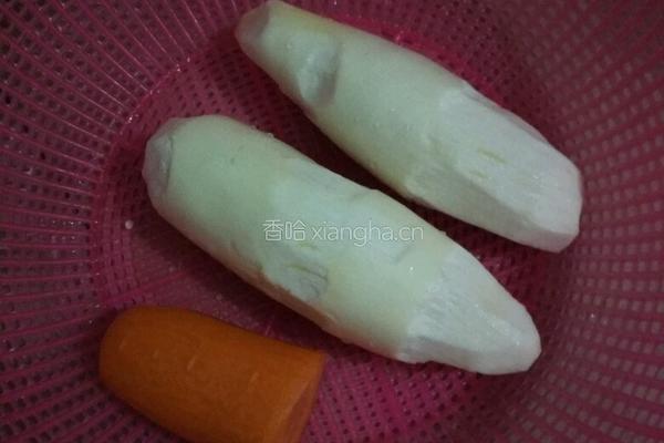 茭白炒胡萝卜的做法图解1