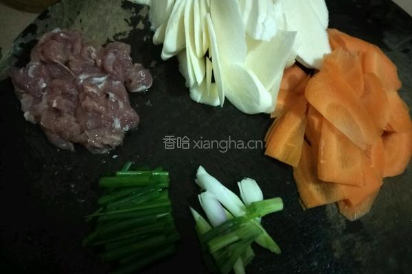 茭白炒胡萝卜的做法图解2